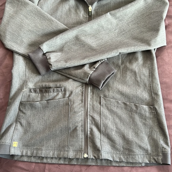 Matrix PRO gray scrub jacket🩶🩶🩶 - Picture 2 of 5